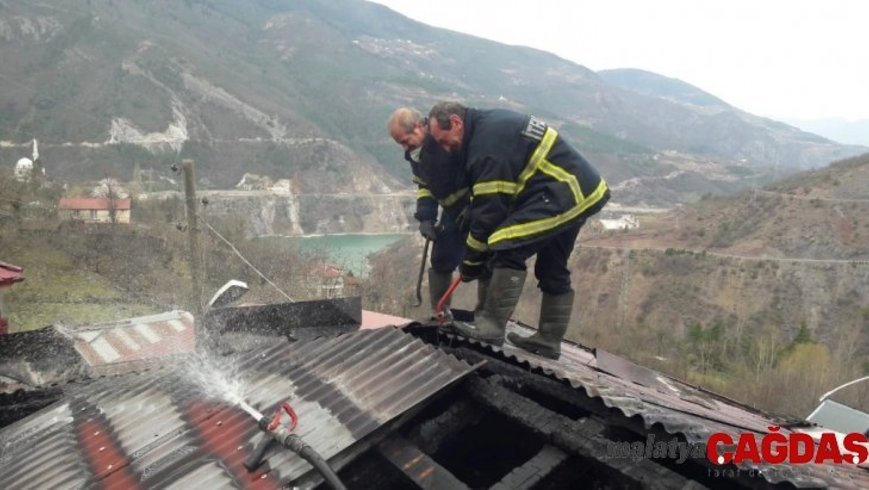 Köyde korkutan yangın: Bir ev kullanılamaz hale geldi