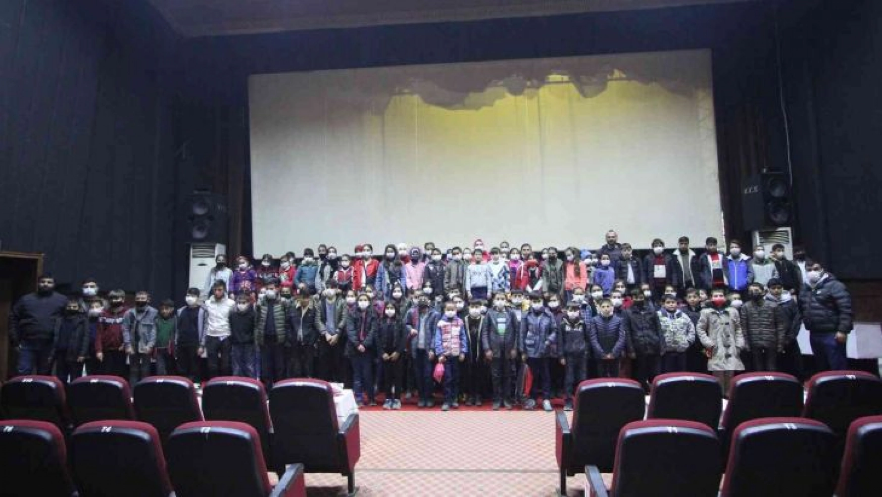 Kozan'da öğrenciler 'Kesişme: İyi ki Varsın Eren' filmini izledi