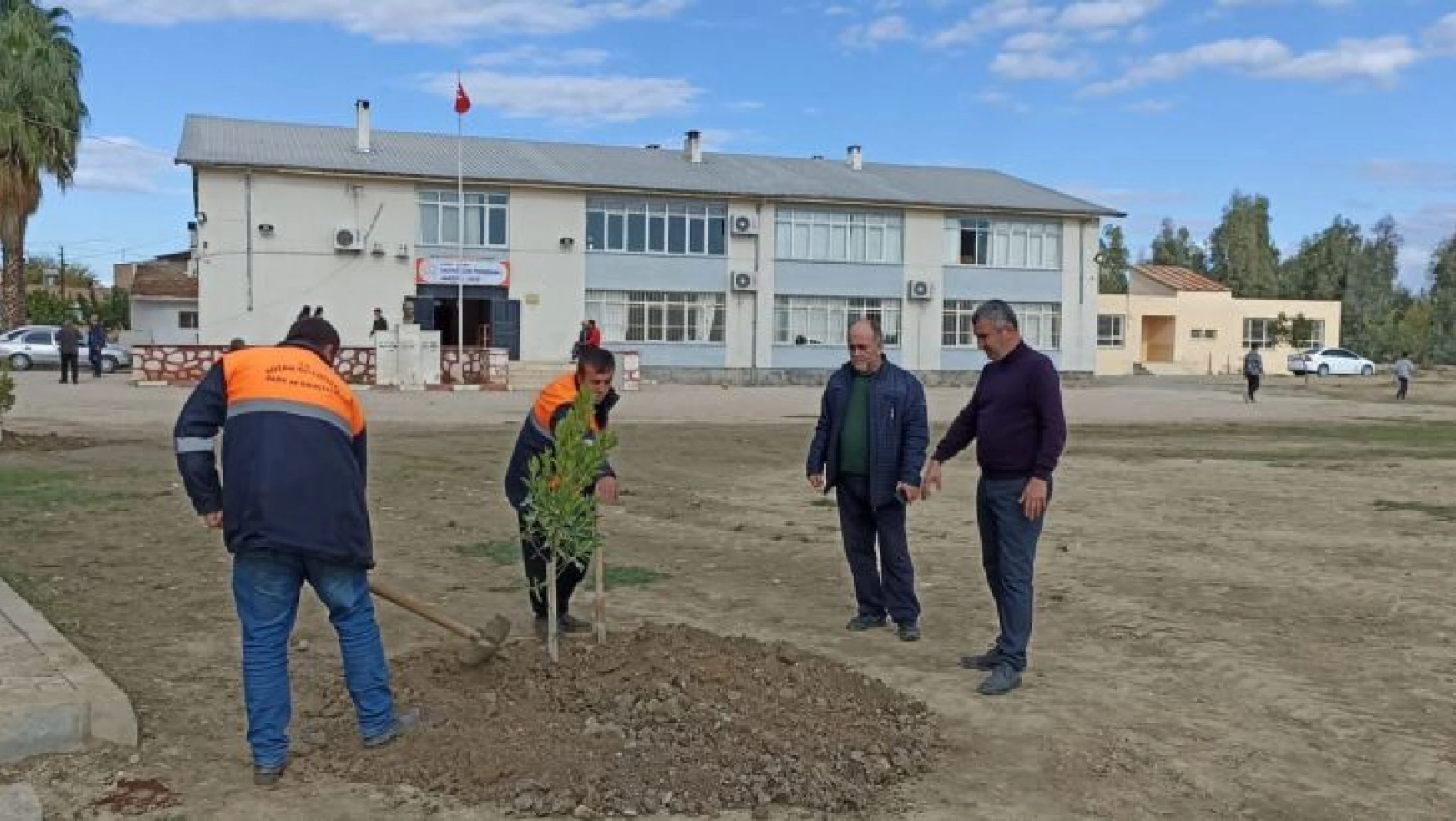 Kozan'da okul bahçesine fidan dikildi peyzaj çalışması yapıldı