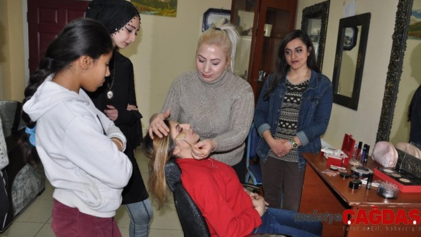 Kuaförlük tecrübesini genç kızlara aktarıyor