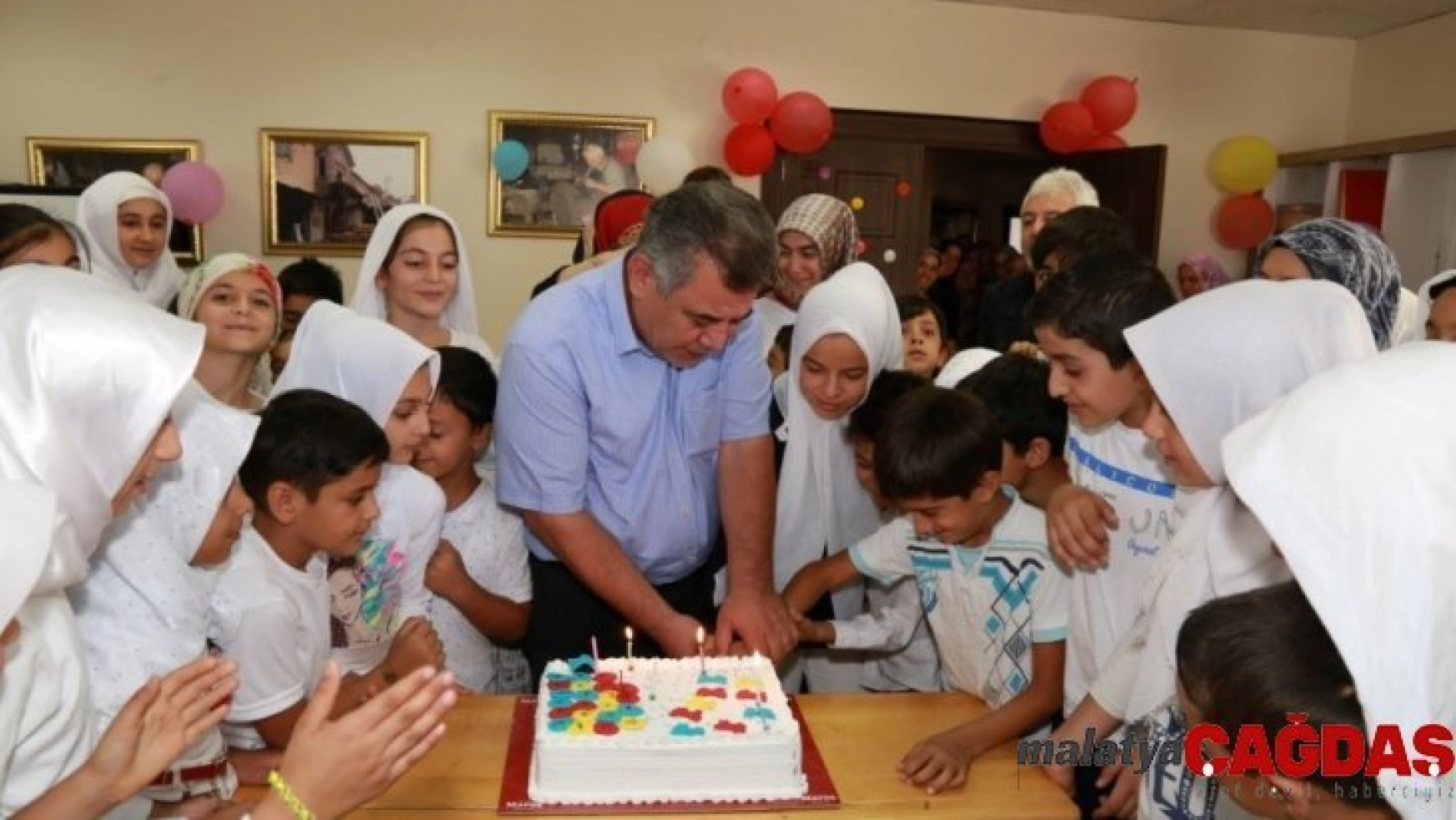 Kur'an-ı Kerim'e öğrenen öğrenciler pasta kesti