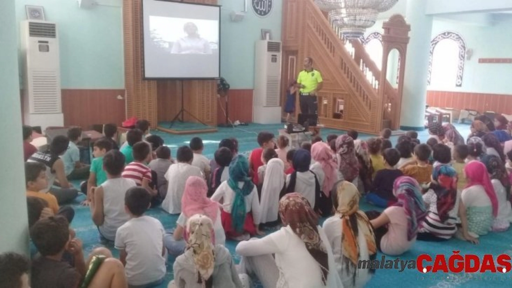 Kur'an kursu öğrencilerine camide trafik eğitimi