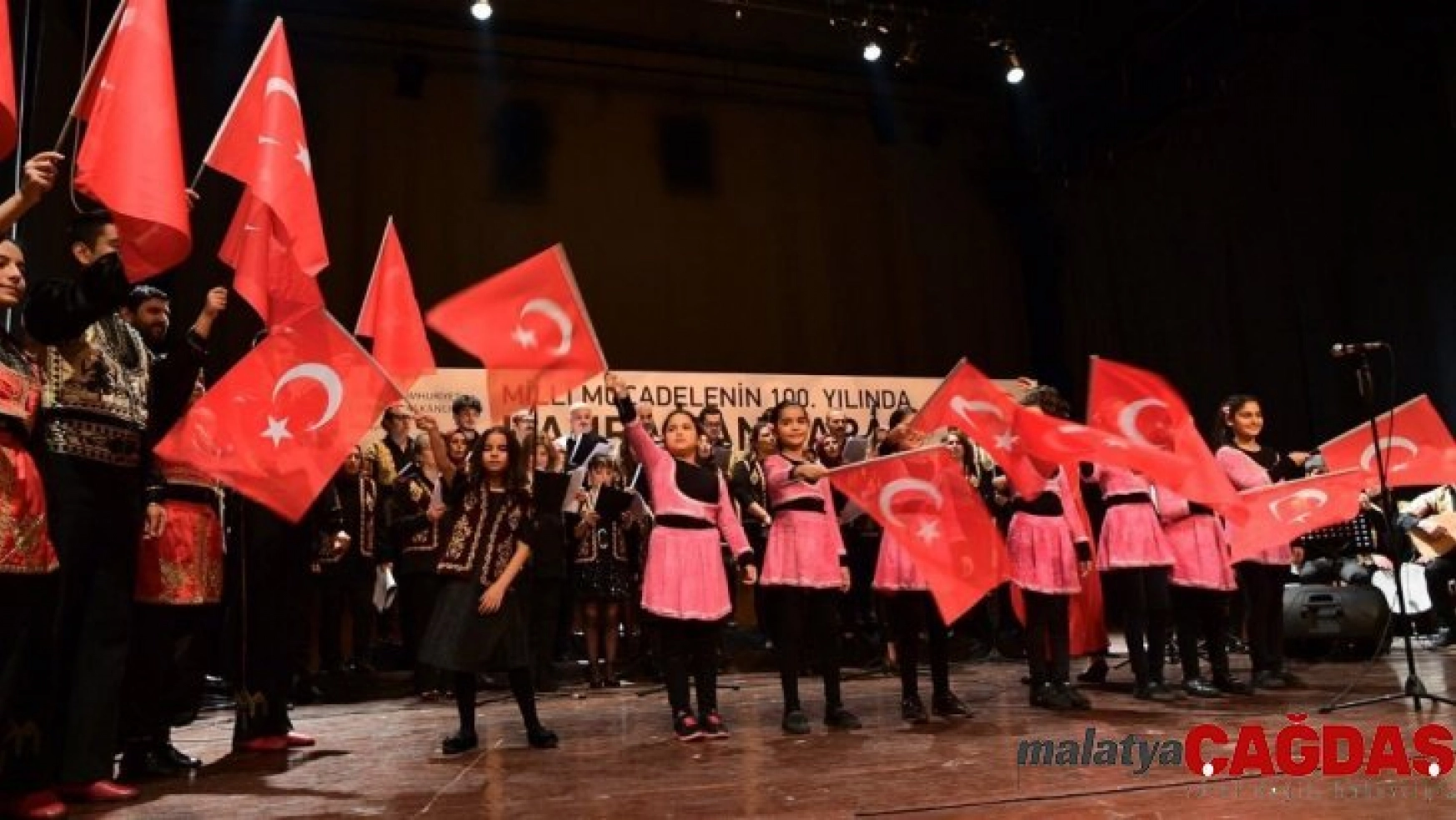 Kurtuluşun 100'üncü yılı 'Türk Halk Müziği' ile kutlandı