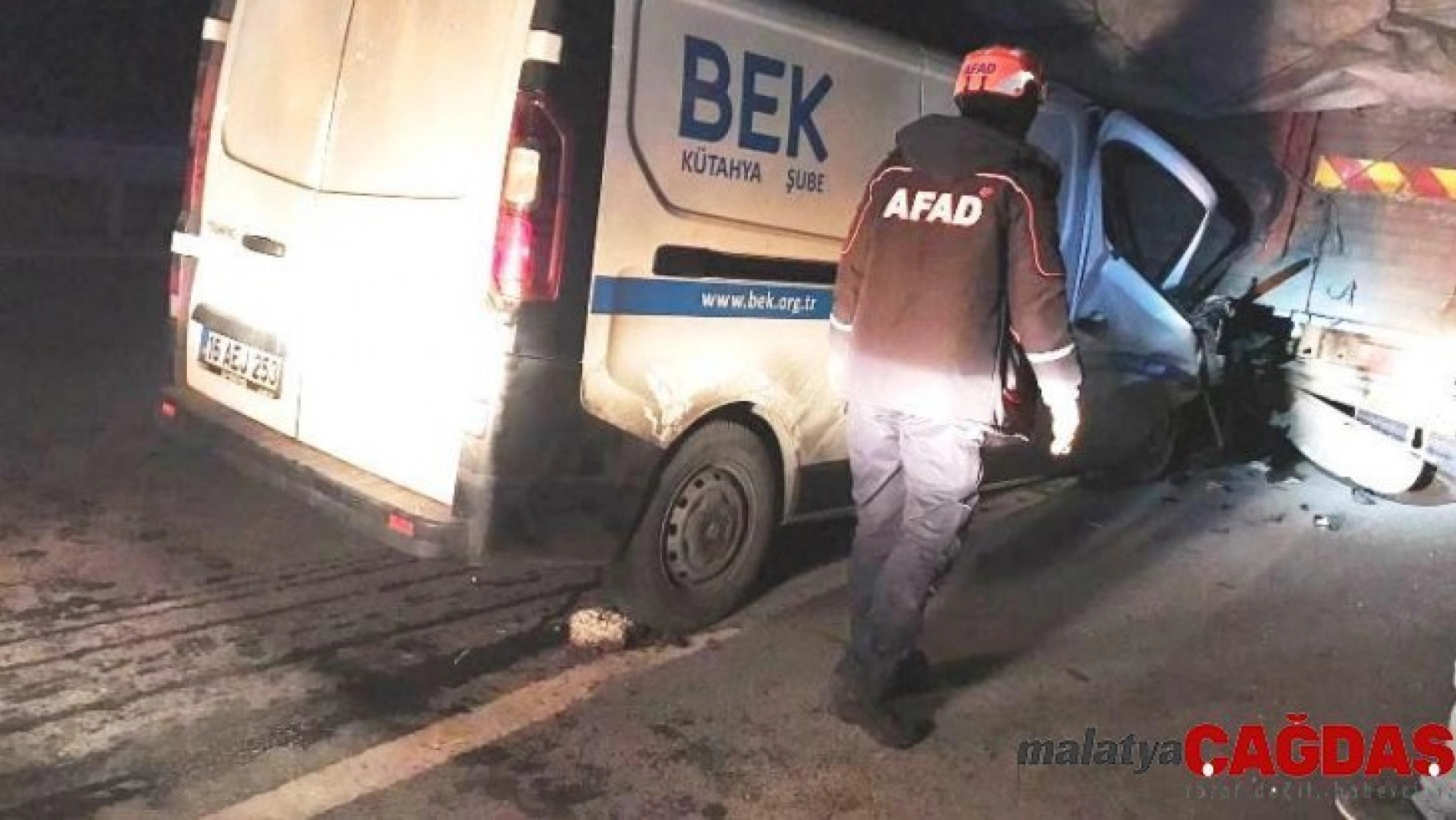 Kütahya'da araçta sıkışan sürücüyü AFAD ekipleri kurtardı
