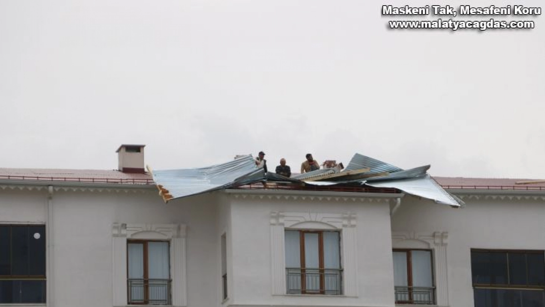 Kuvvetli fırtına hayatı olumsuz etkiledi, bir çok evin çatısı uçtu
