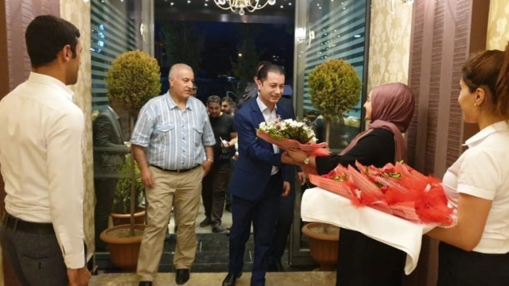 Kuzey Irak heyeti Van'da çiçeklerle karşılandı