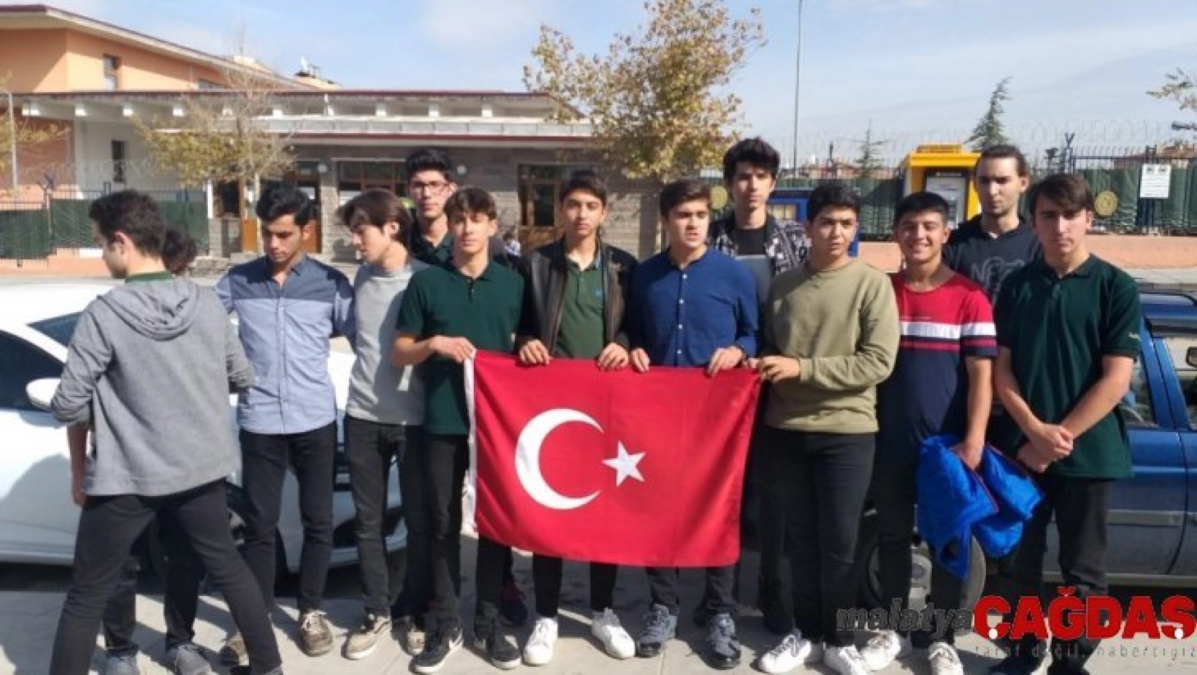 Lise öğrencileri Barış Pınarı'na katılmak için askerlik şubesine başvurdu