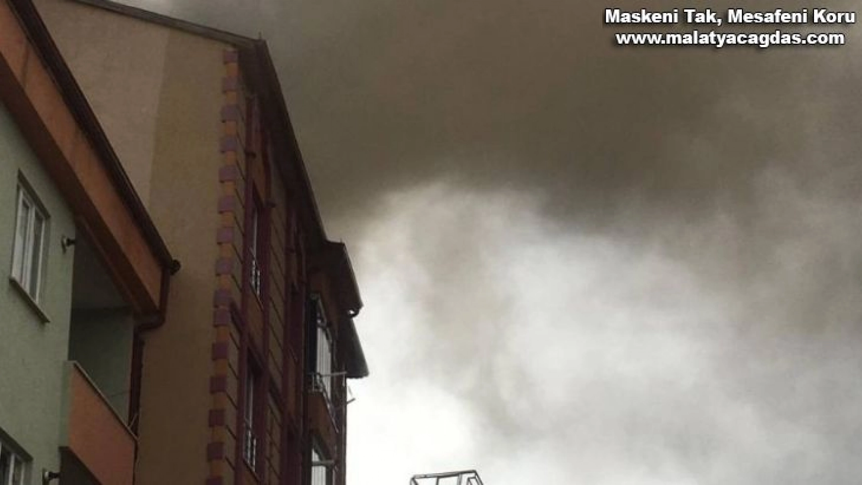 Lokanta bacasında başlayan yangın apartmanın çatısını sıçradı