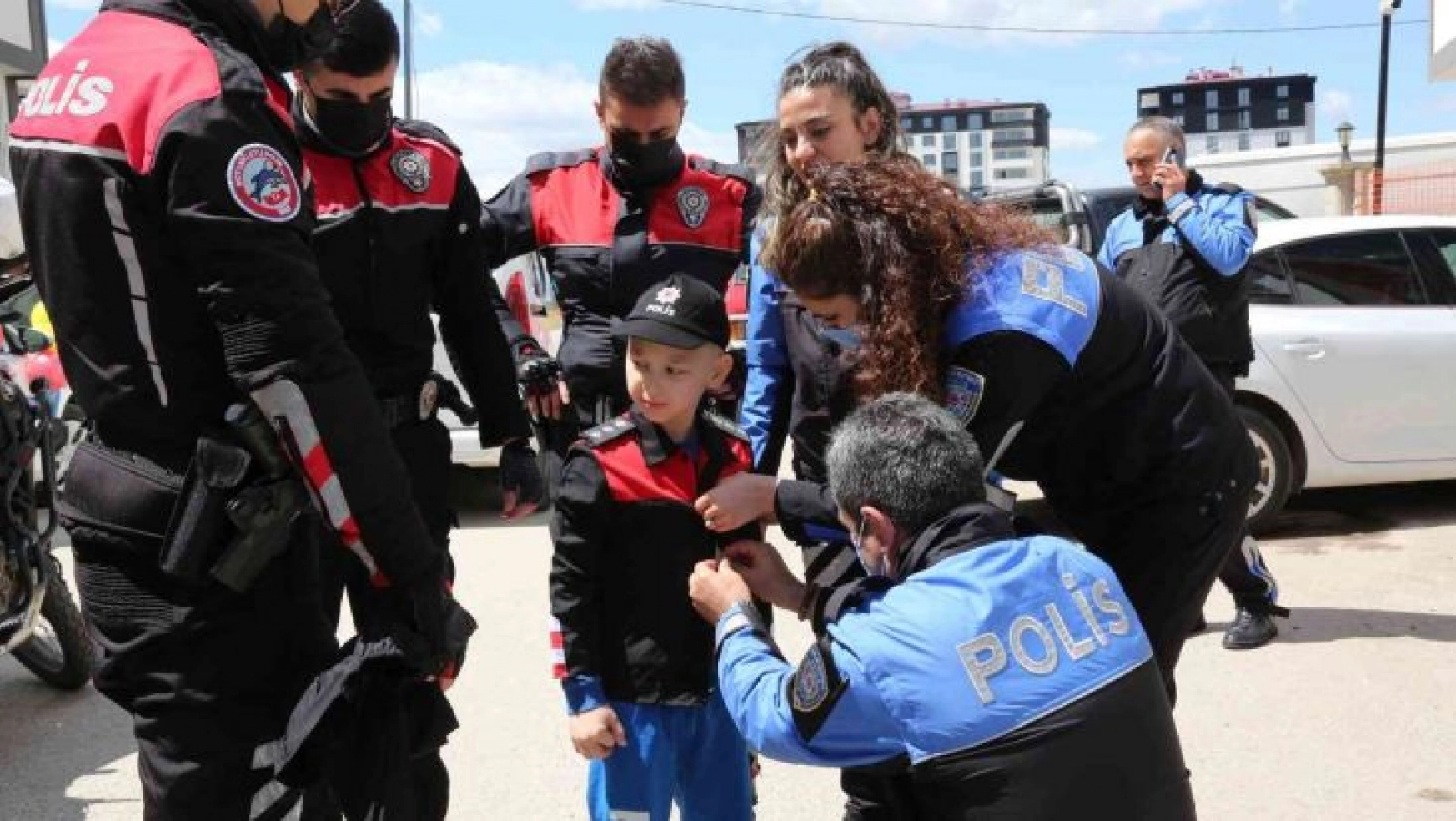 Lösemi hastası küçük çocuğa polislerden duygulandıran sürpriz