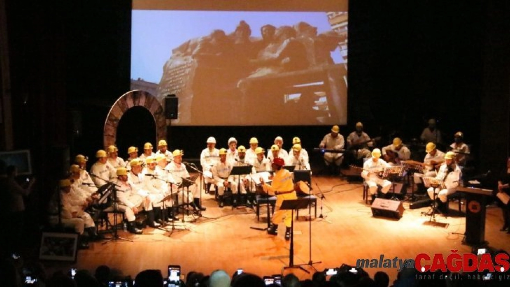 Madenci Korosu Ankara'da konser verdi