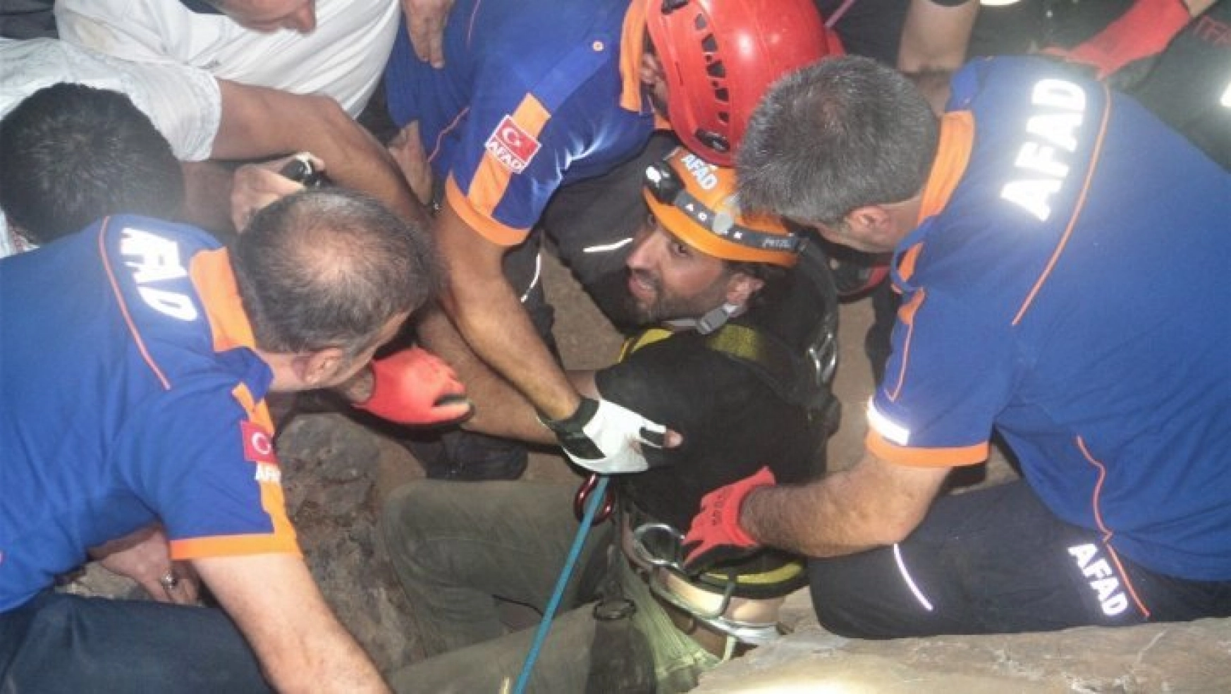 Mağarada mahsur kalan TV ekibi 6 saatlik çalışmayla kurtarıldı