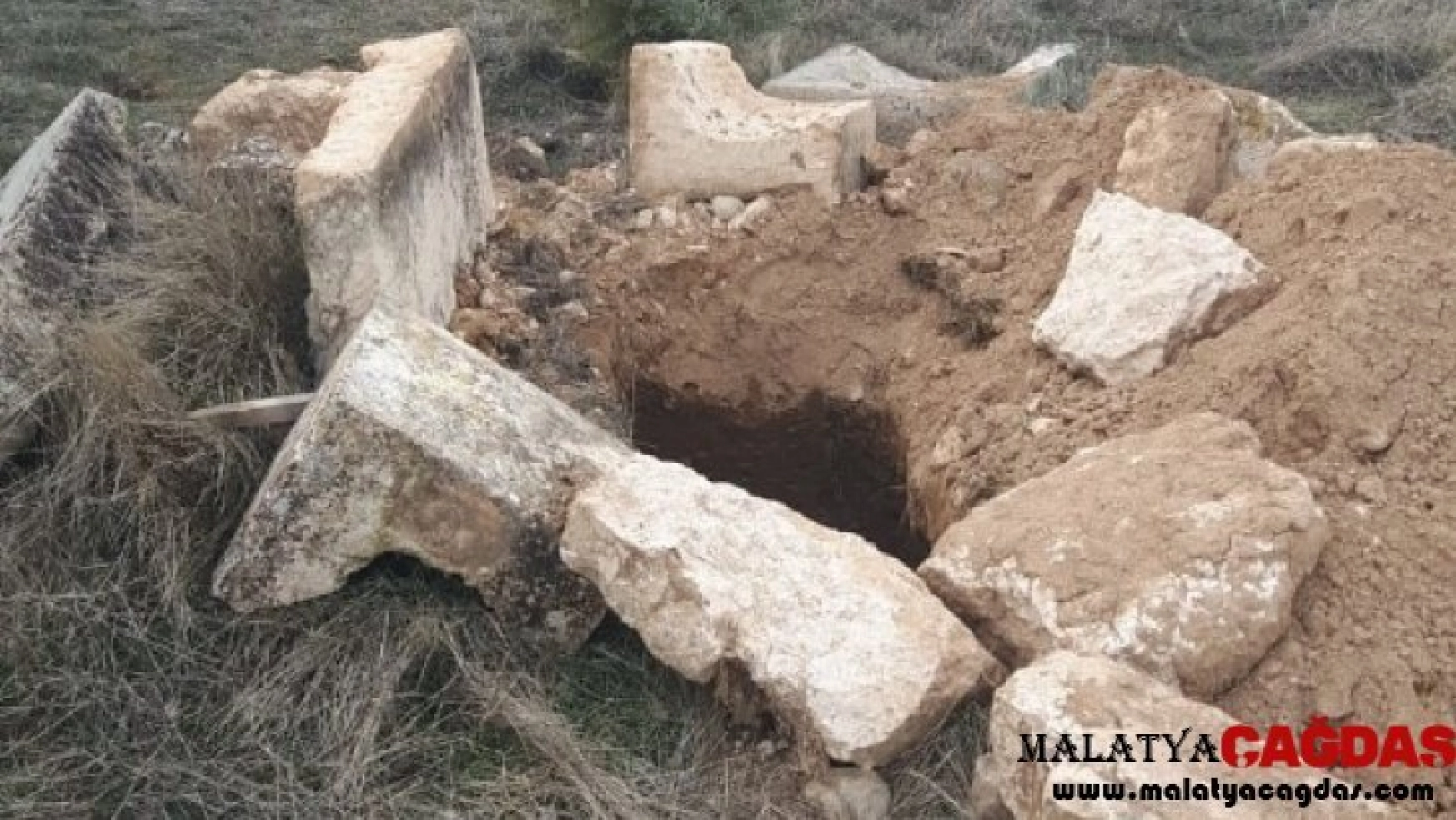 Malatya'da 4 mezar kimliği belirsiz kişiler tarafından açıldı