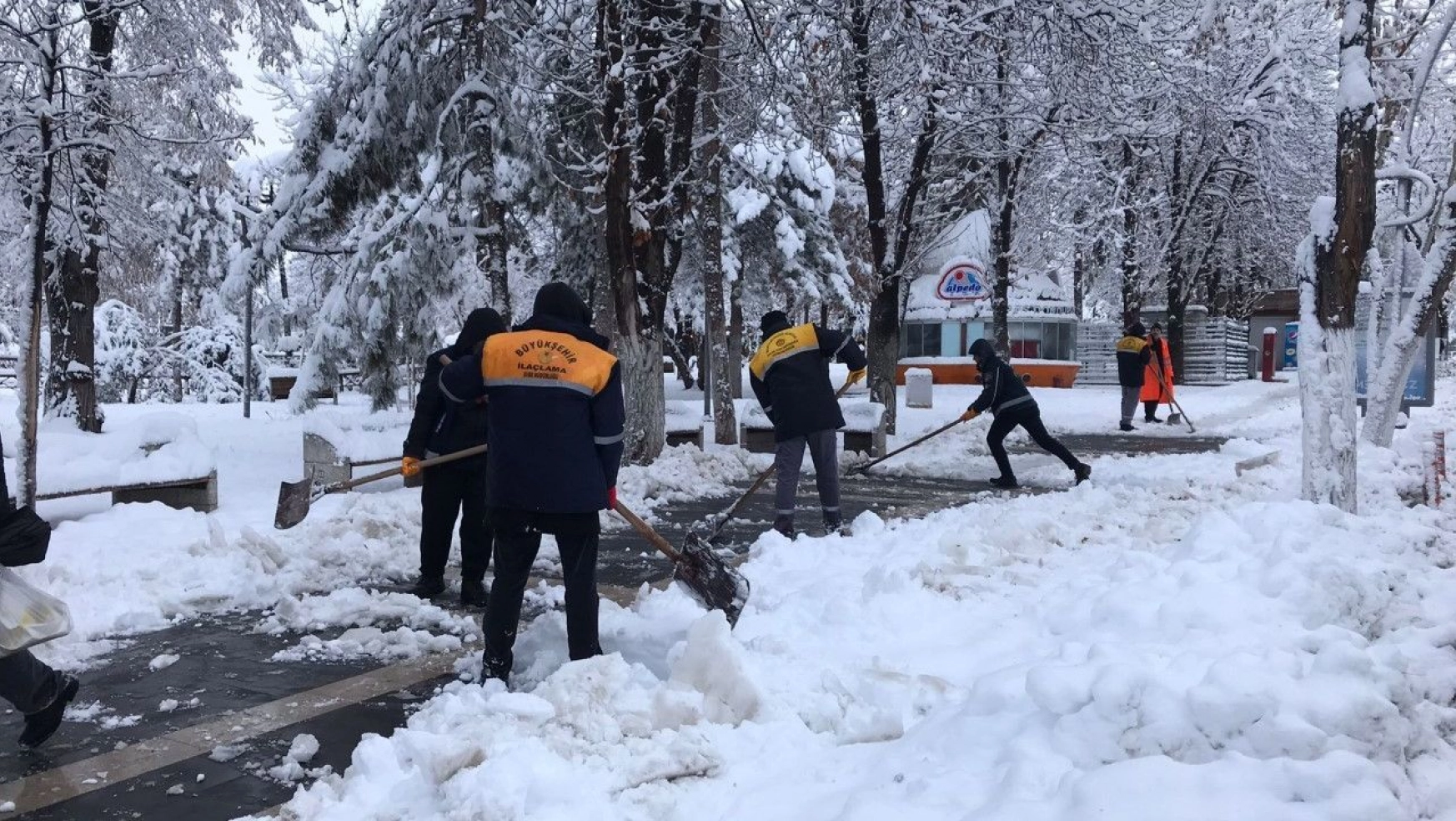 530 kırsal mahallenin yolu kardan kapandı