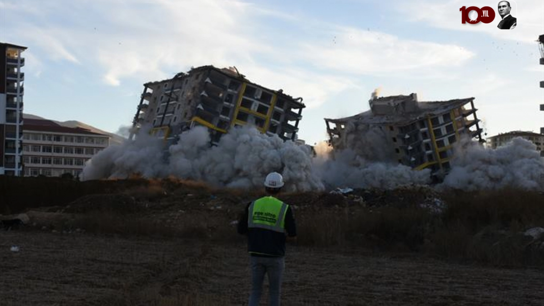 Malatya'da ağır hasarlı iki bina patlayıcı kullanılarak yıkıldı