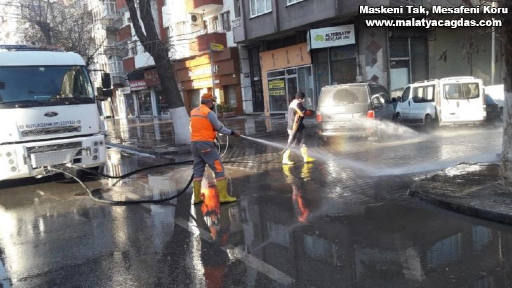 Malatya'da cadde ve kaldırımları yıkanıyor