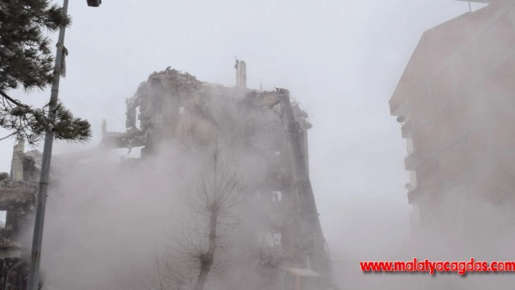 Boşaltılan binalar da yıkılıyor