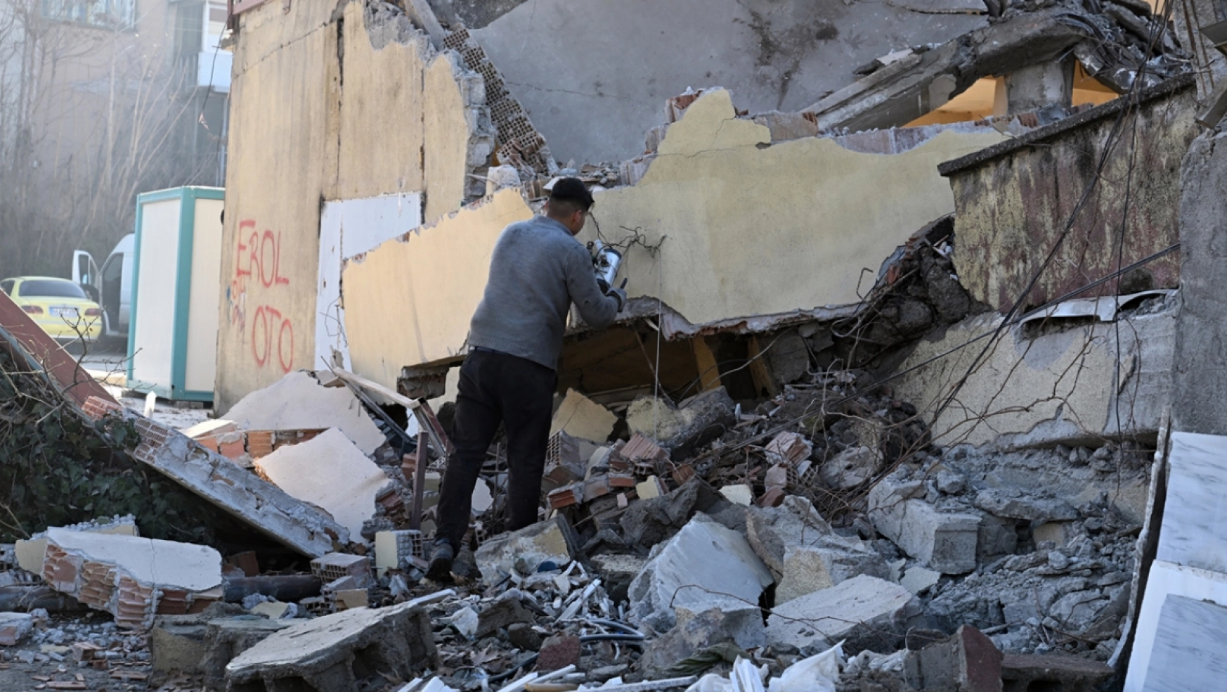 Malatya'da depremlerde ağır hasar alan 6 iş yeri çöktü