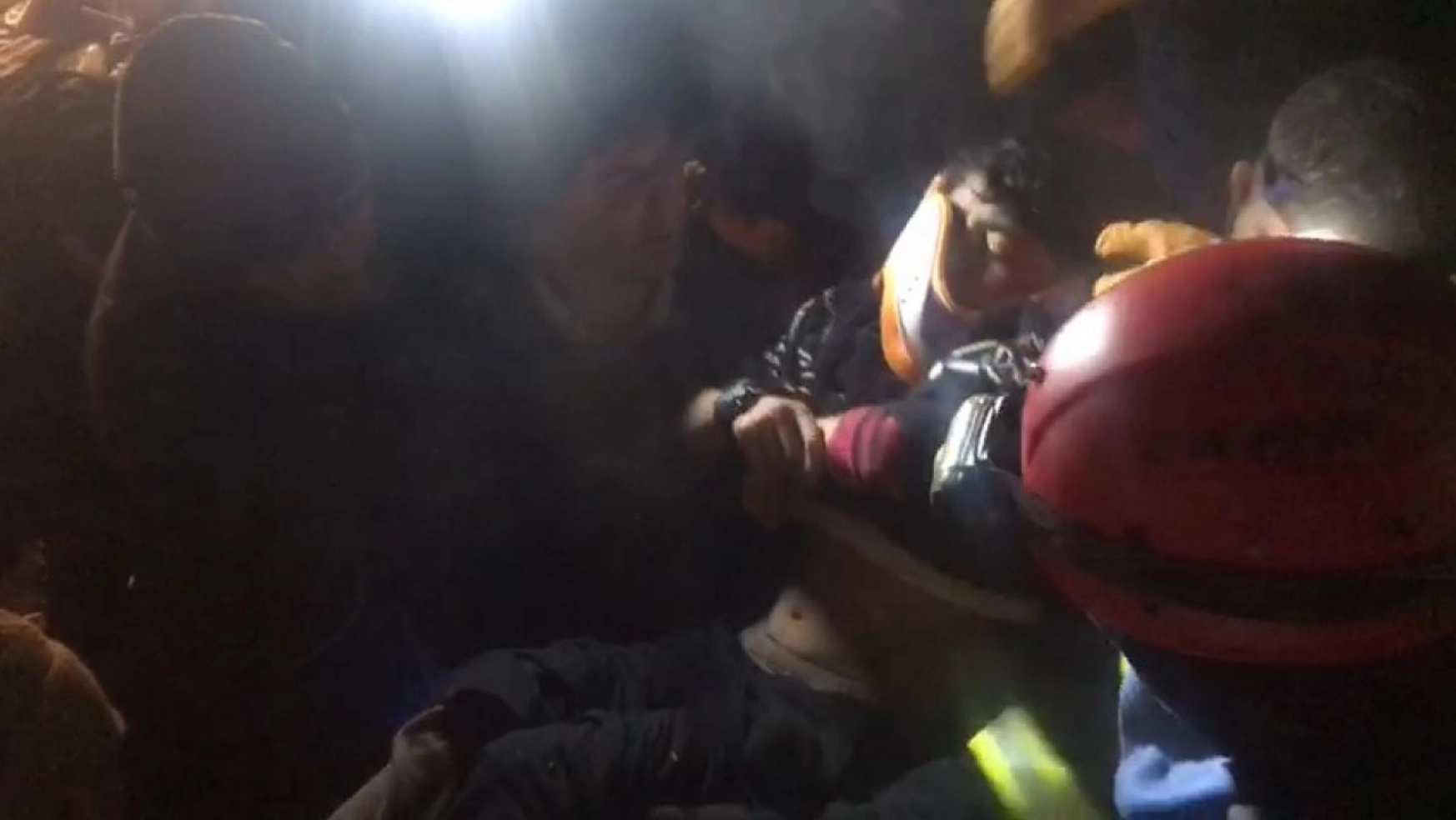 Malatya'da enkaz altında kalan çocuk böyle kurtarıldı