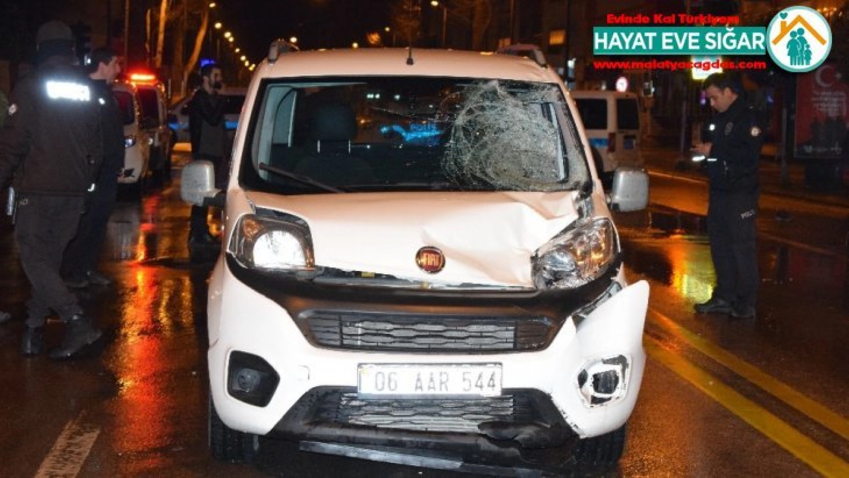 Malatya'da hafif ticari aracın çarptığı genç ağır yaralandı