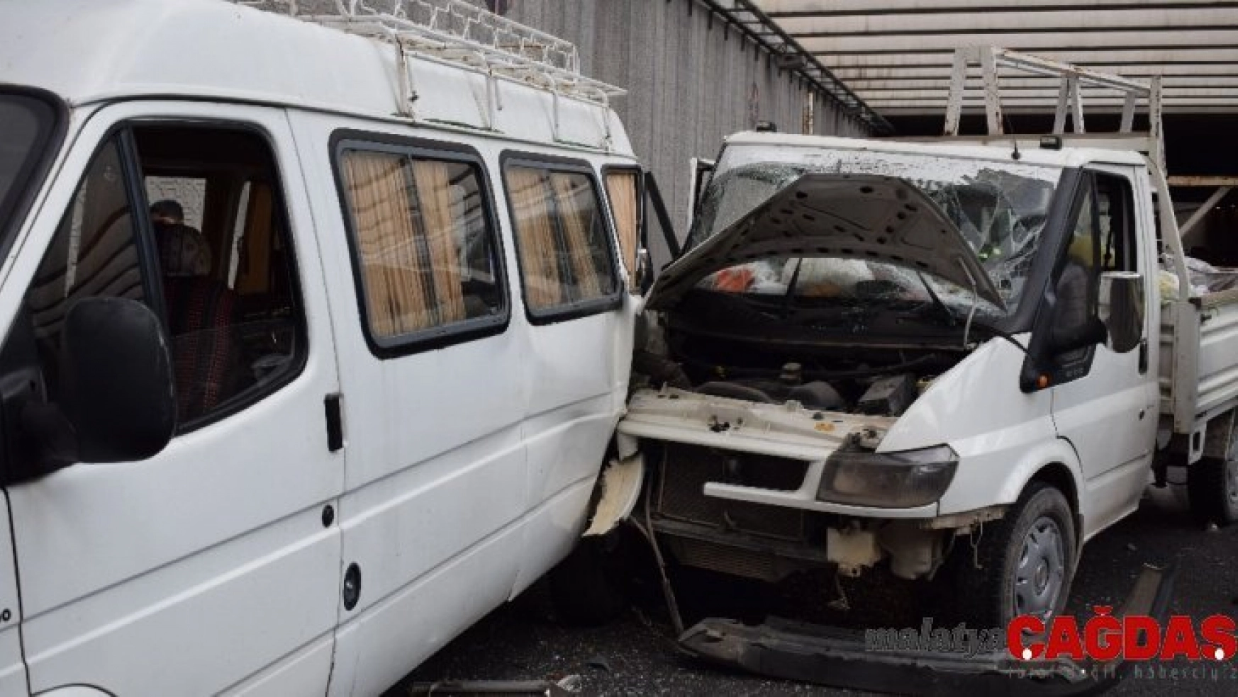 Kamyonet minibüse çarptı: 2 yaralı