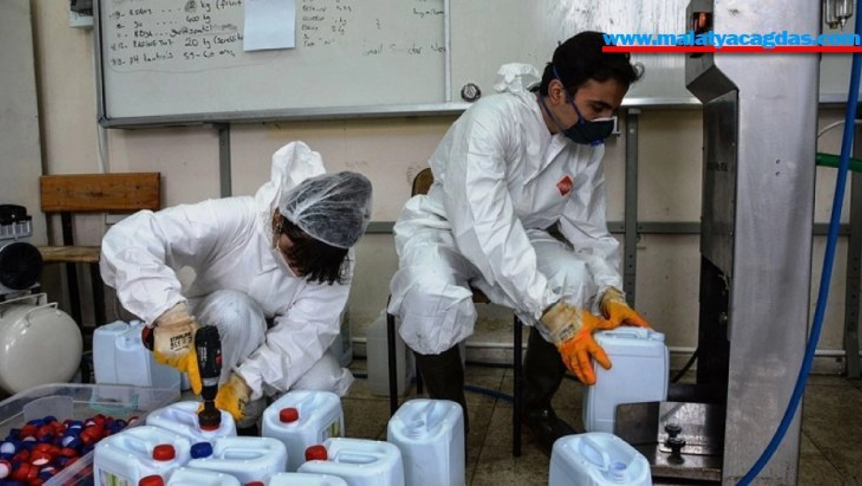 Malatya'da meslek liseleri dezenfektan ve maske üretiyor
