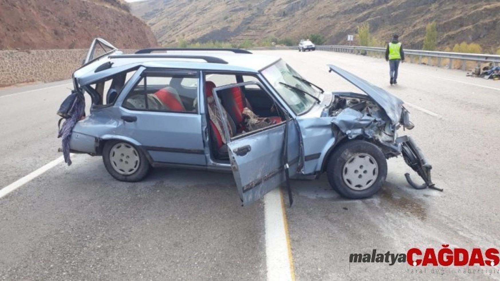 Malatya'da otomobil bariyerlere çarptı: 6 yaralı