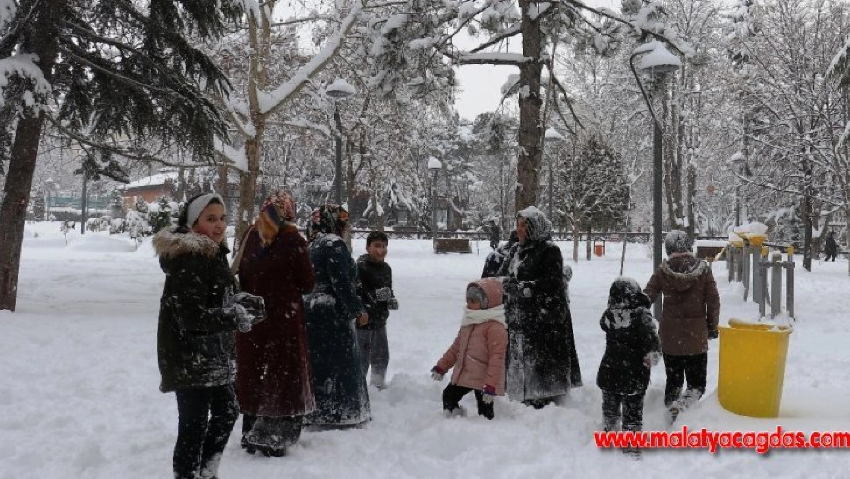 Malatya kent merkezine yıllar sonra yağan yoğun kar sevinçle karşılandı