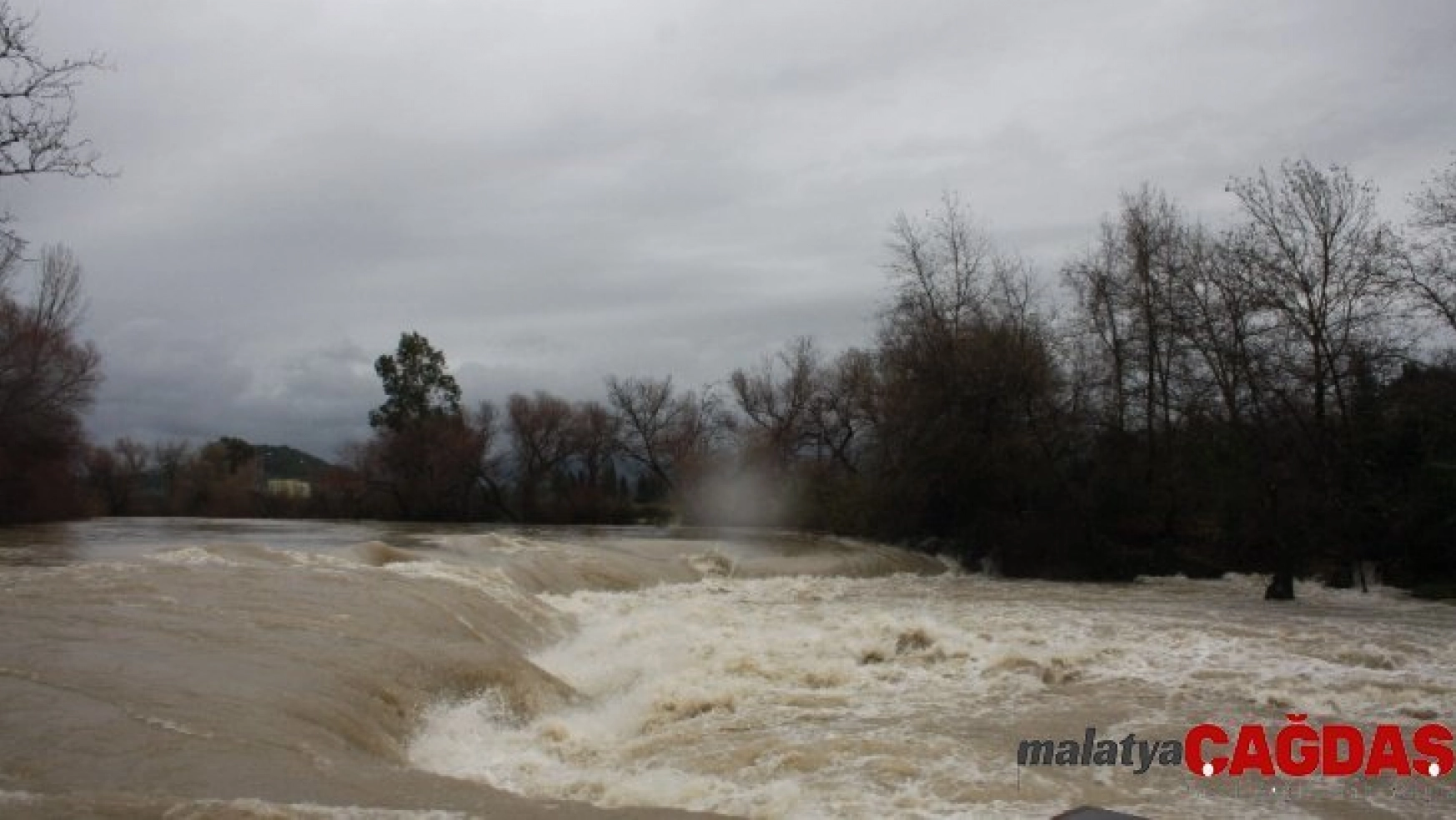 Manavgat Irmağı'nda su seviyesi ırmak kıyısındaki tesisleri tehdit ediyor