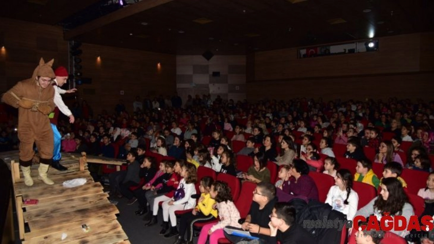 Manisa Büyükşehir'den çocuklara karne hediyesi