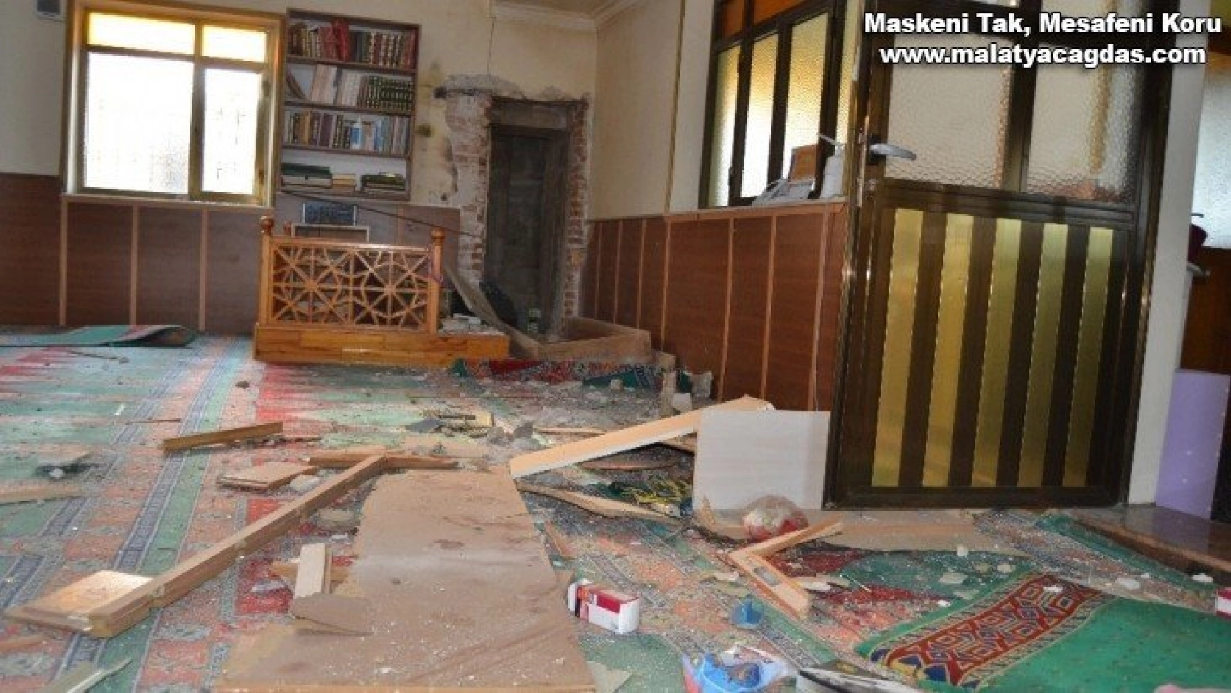 Manisa'da caminin minaresine yıldırım düştü