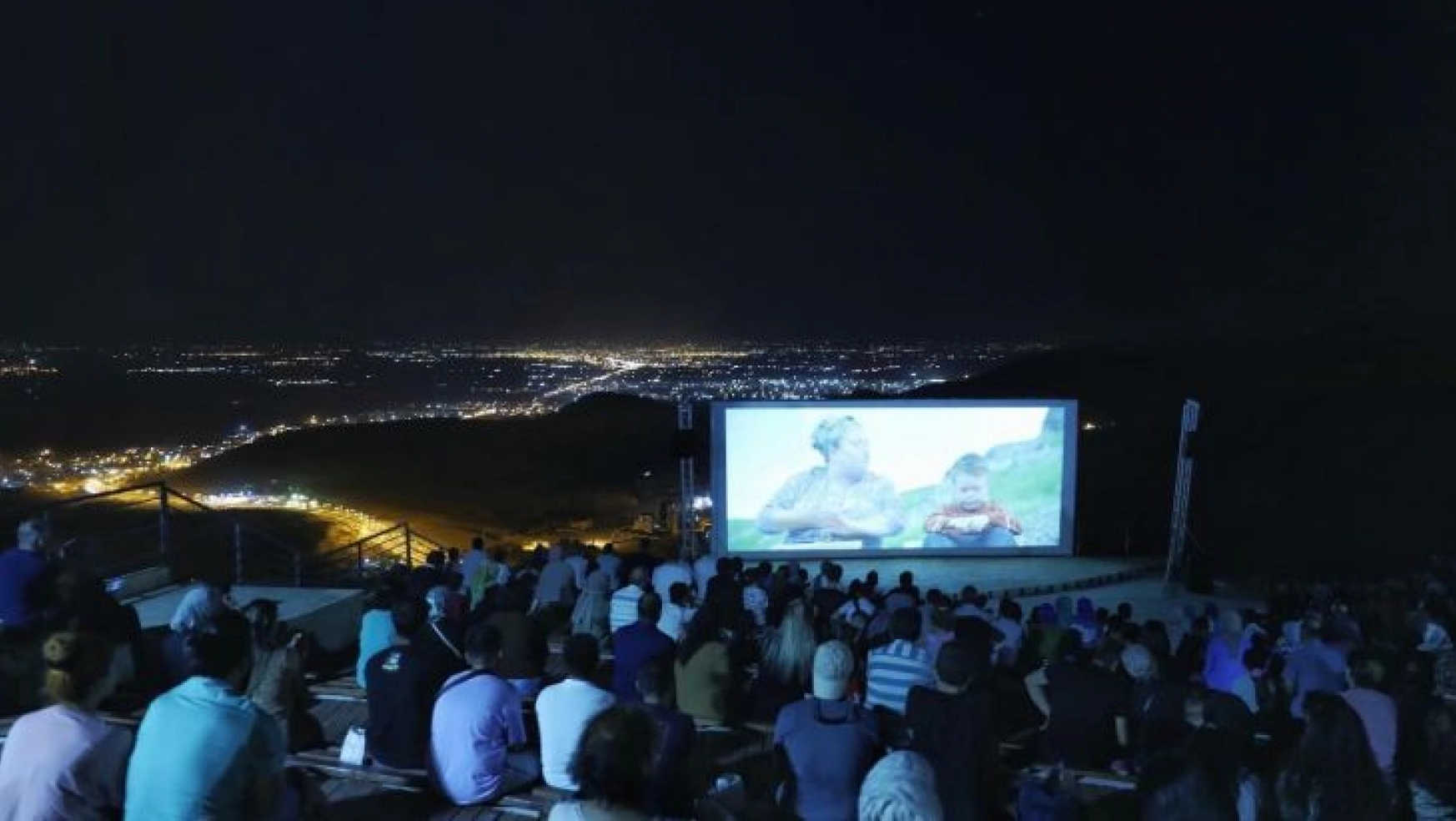 Mardin'de açık hava sinema keyfi başladı
