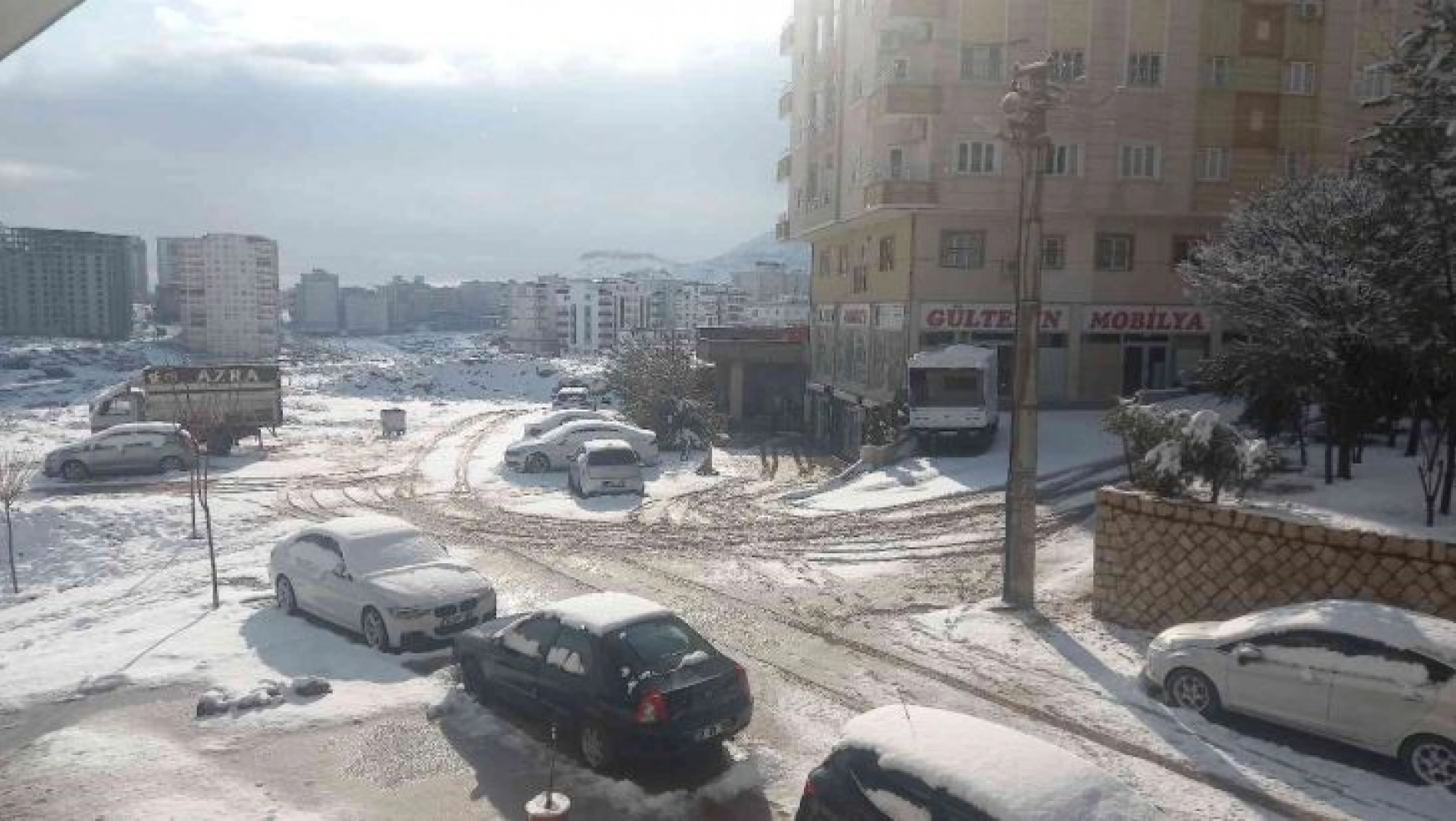 Mardin'de kar bahar dinlemiyor