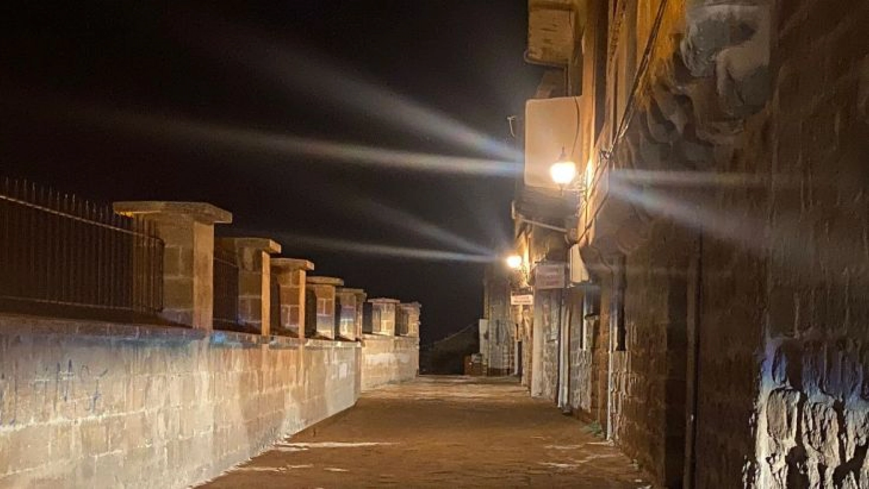 Mardin'in turistik cadde ve sokaklarına dekoratif aydınlatma