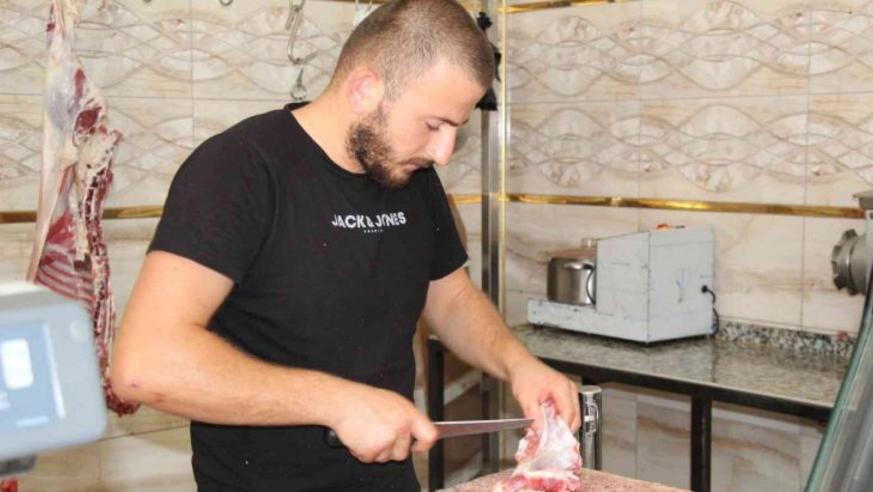 Mardinli kasaptan fırsatçılara inat: Etin kilosunu yüzde 30 indirimli satıyor