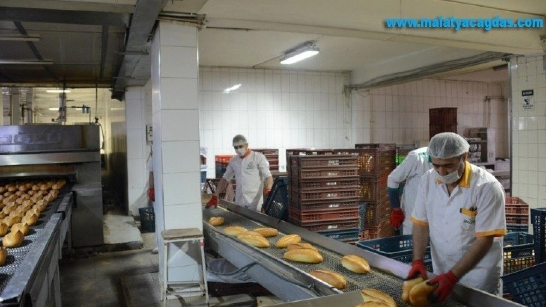 Kısıtlama günlerinde de ekmek üretimine devam ediyor