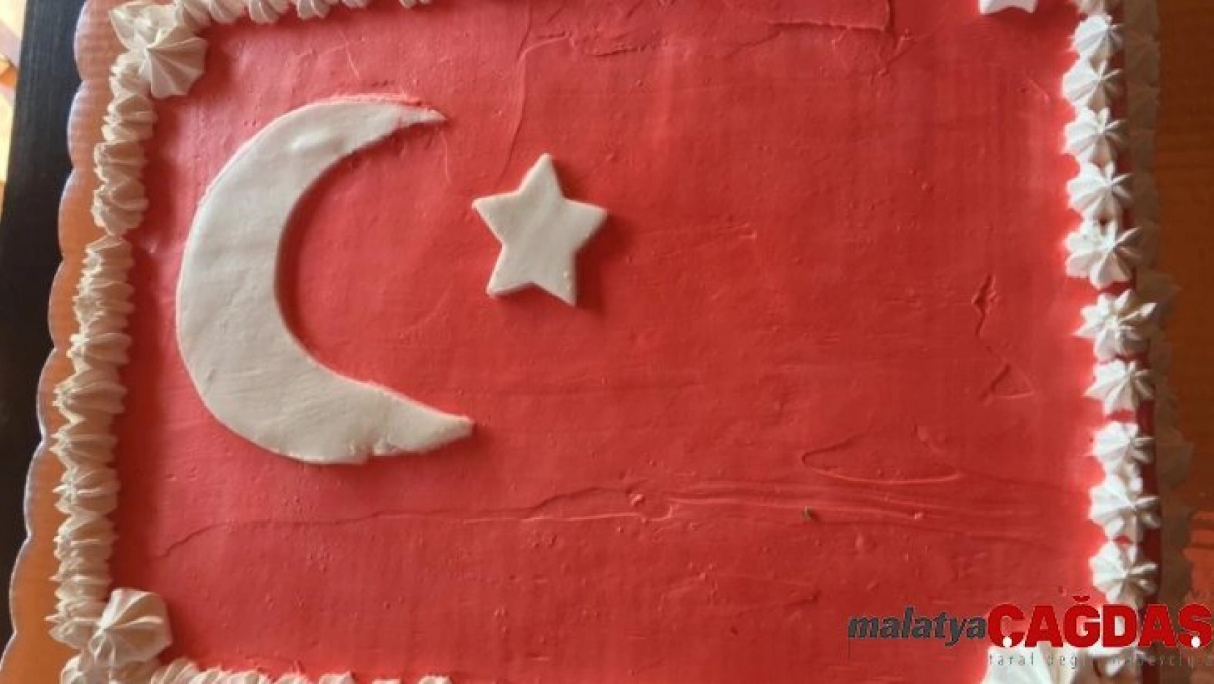 Meksikalı hasta Türk doktorlarına ay-yıldızlı doğum günü kutlaması ile teşekkür etti