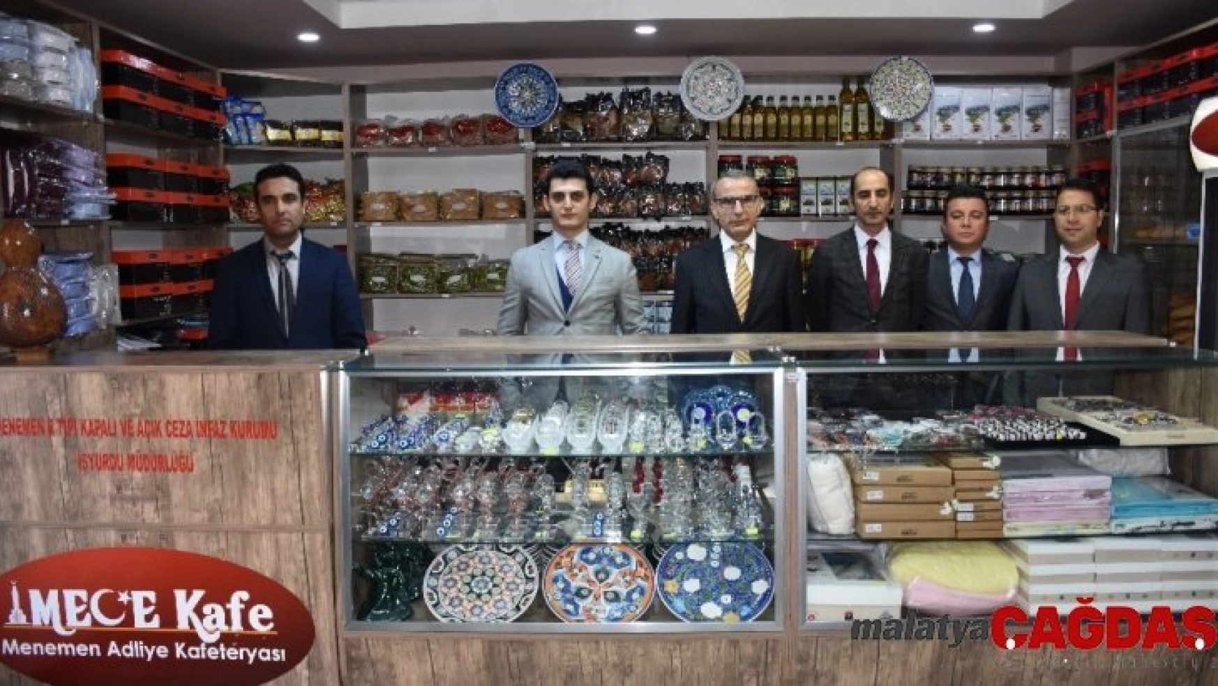 Menemen'deki sosyal markette mahkumların ürettikleri ürünler satılıyor