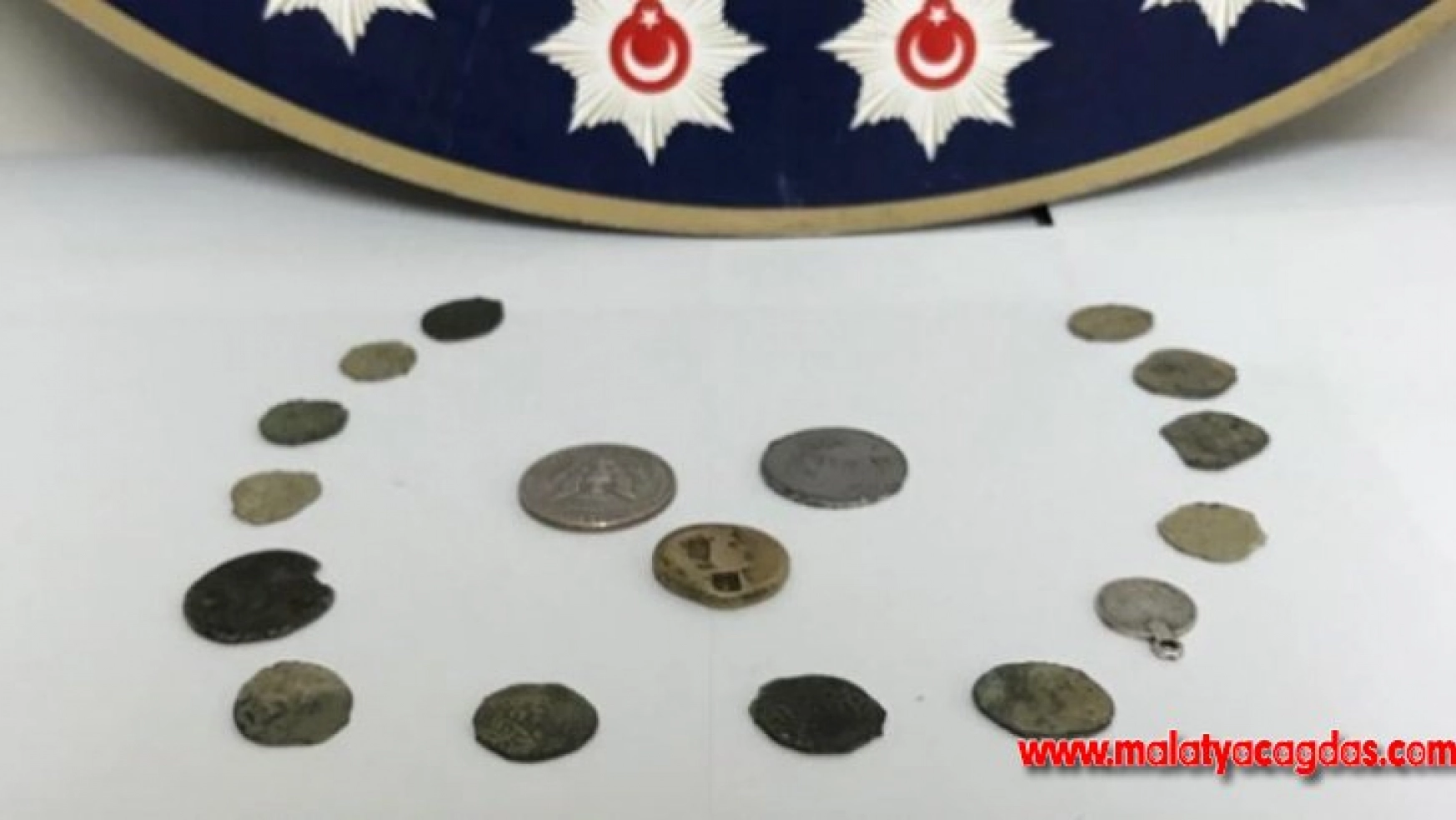 Metal banknot kalıbı ve tarihi sikkeler ele geçirildi