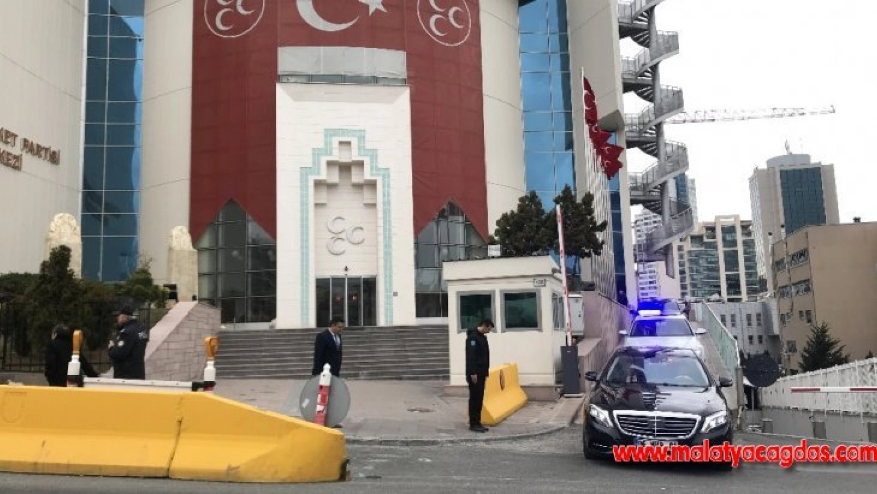MHP Genel Başkanı Devlet Bahçeli, Cumhurbaşkanı Recep Tayyip Erdoğan'la görüşmek üzere parti binasından ayrıldı.