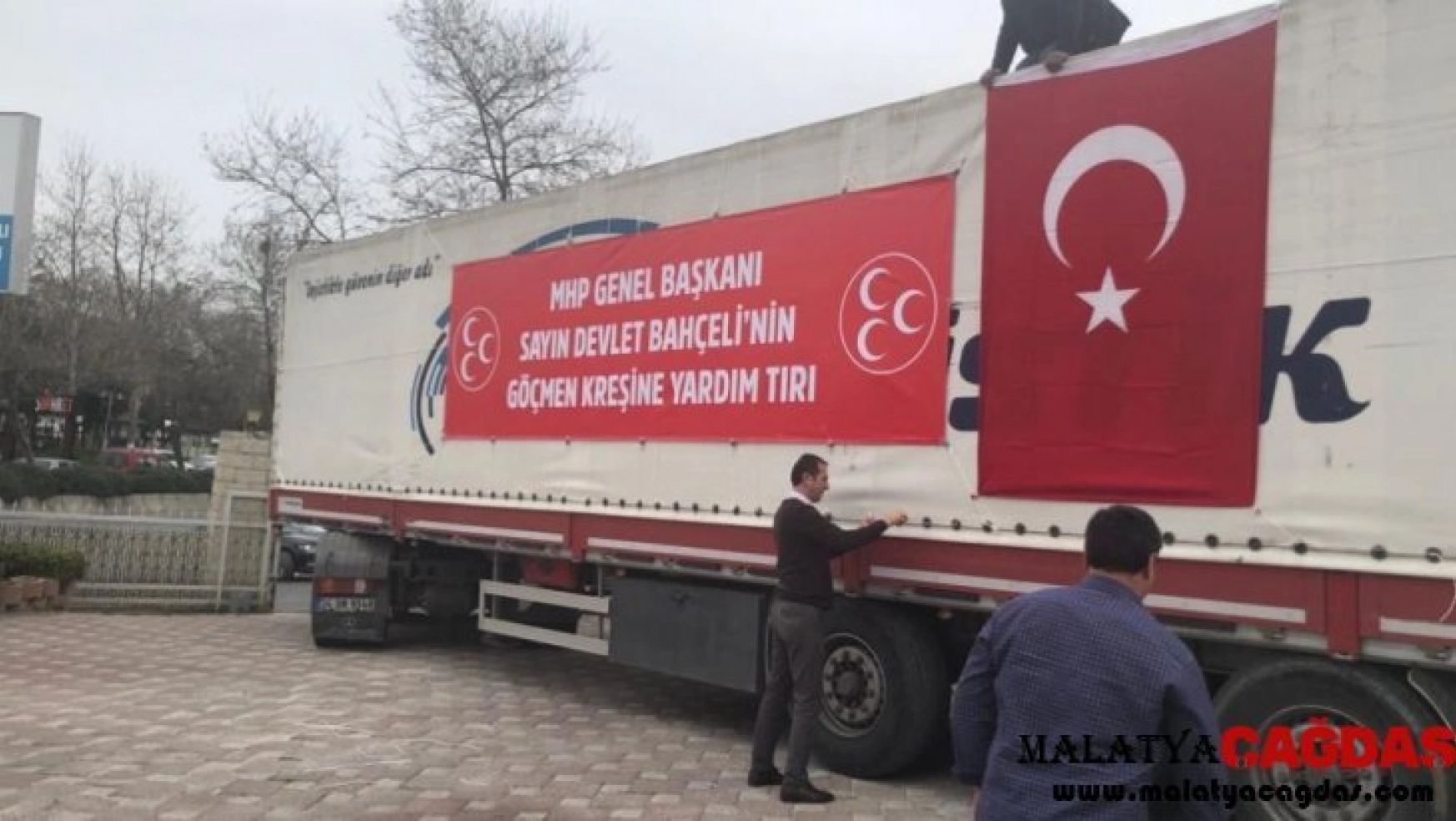 MHP Lideri Bahçeli'nin yardım tırları göçmenlere ulaştı