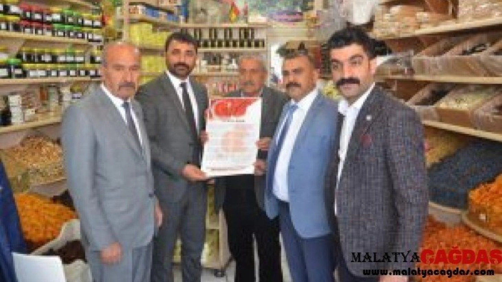 MHP'den Esnaflara İstiklal Marşlı Türk Bayrağı