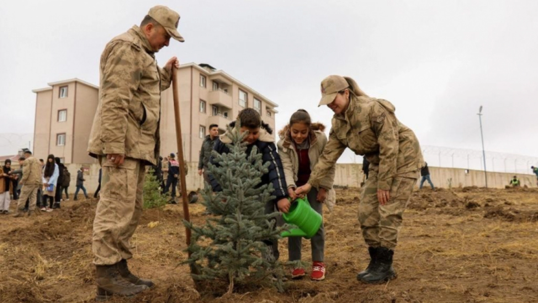 Milli Ağaçlandırma Günü'nde Özalp'ta 300 fidan toprakla buluştu