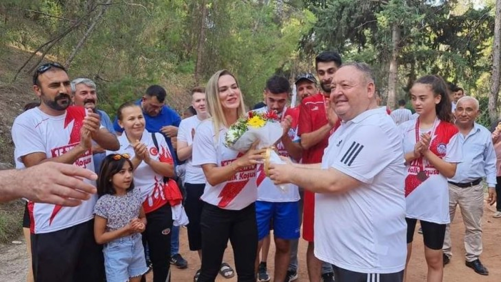 Milli atlet Nagihan Karadere, '15 Temmuz Halk Koşusu'na katıldı