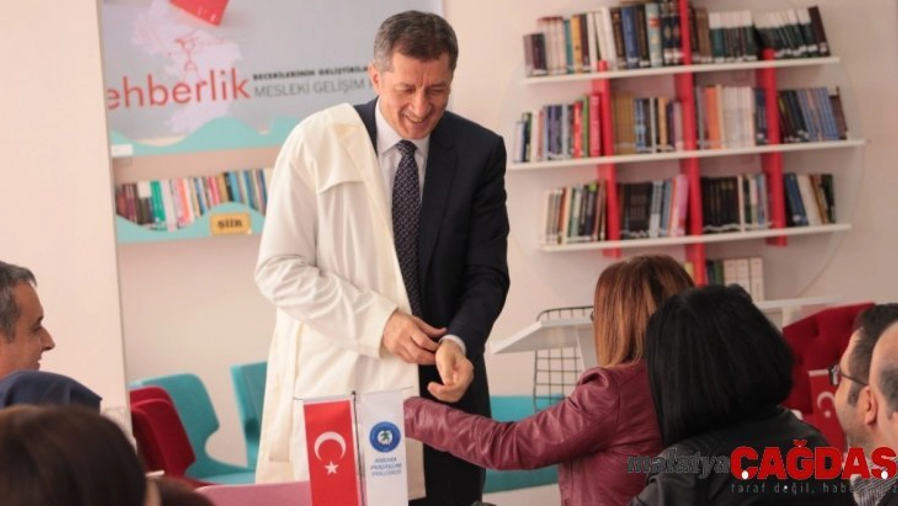 Milli Eğitim Bakanı Selçuk, önlüğünü giydi, öğretmenlere ders verdi