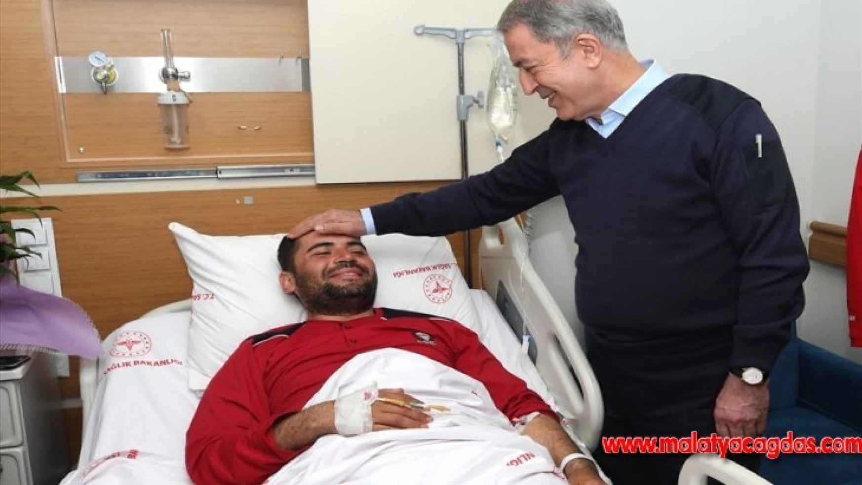Milli Savunma Bakanı Akar, Hatay'da yaralı askerleri ziyaret etti
