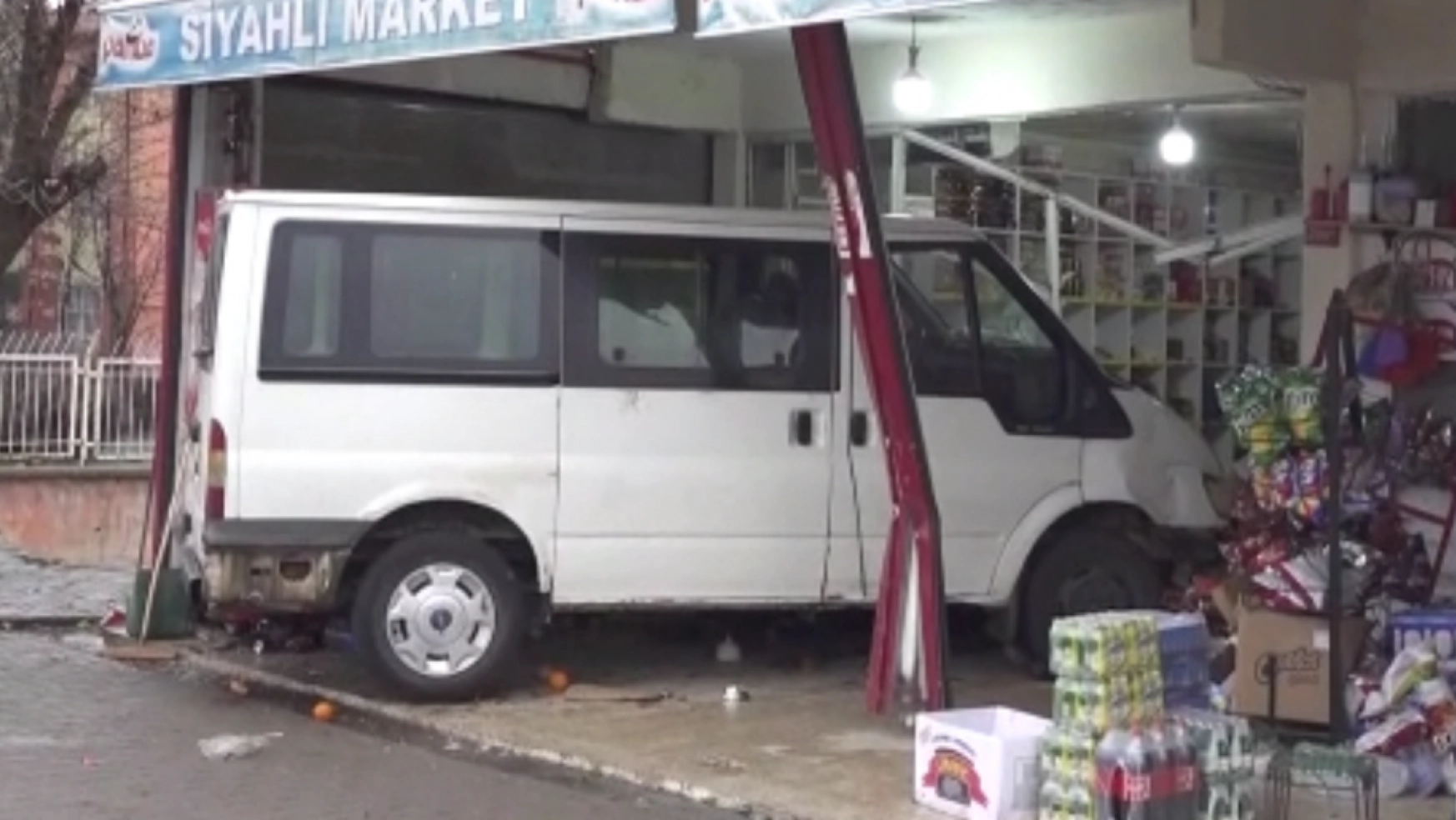 Minibüsün markete girmesi sonucu 5 öğrenci yaralandı