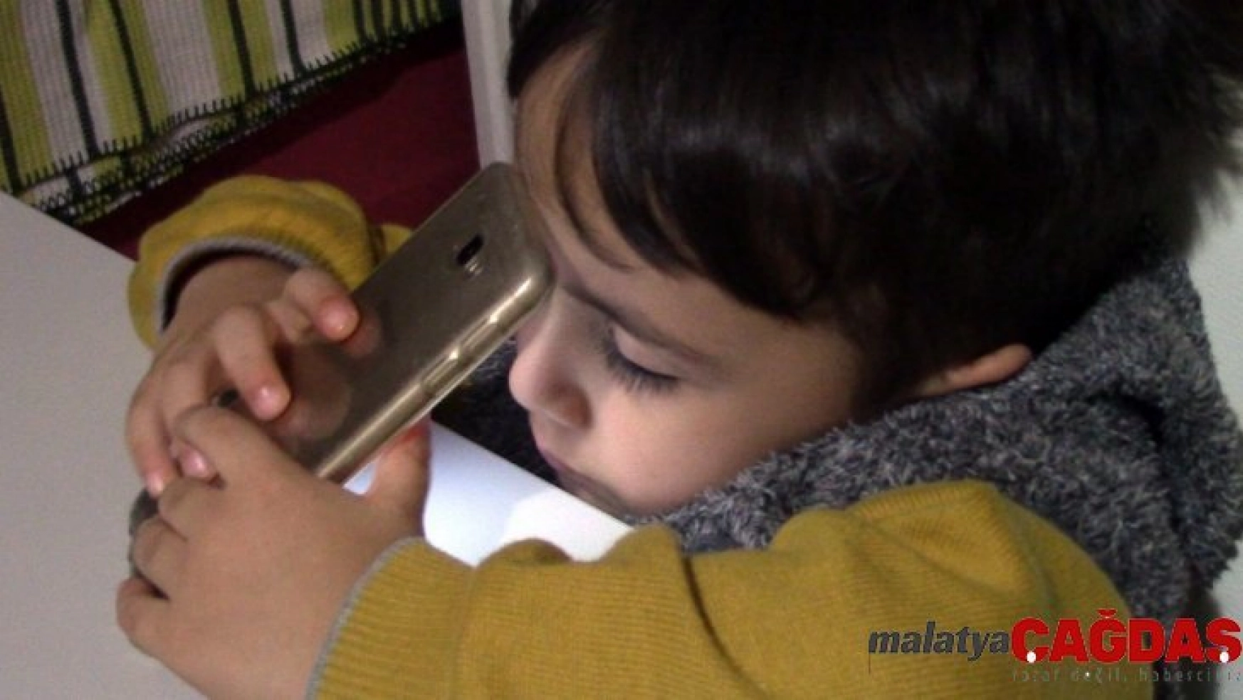 Minik Mehmet Can'ın telefon tutkusu uykuya yenik düştü