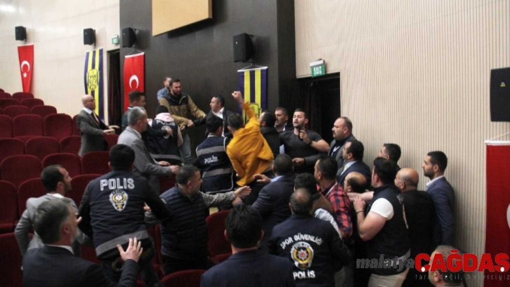 MKE Ankaragücü Olağanüstü Genel Kurulu'nda arbede