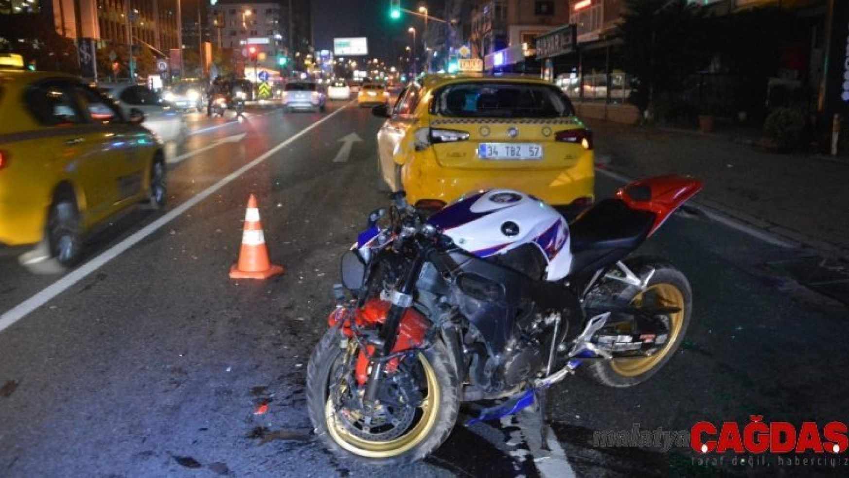 Motosiklet taksiye çarptı: 1 yaralı