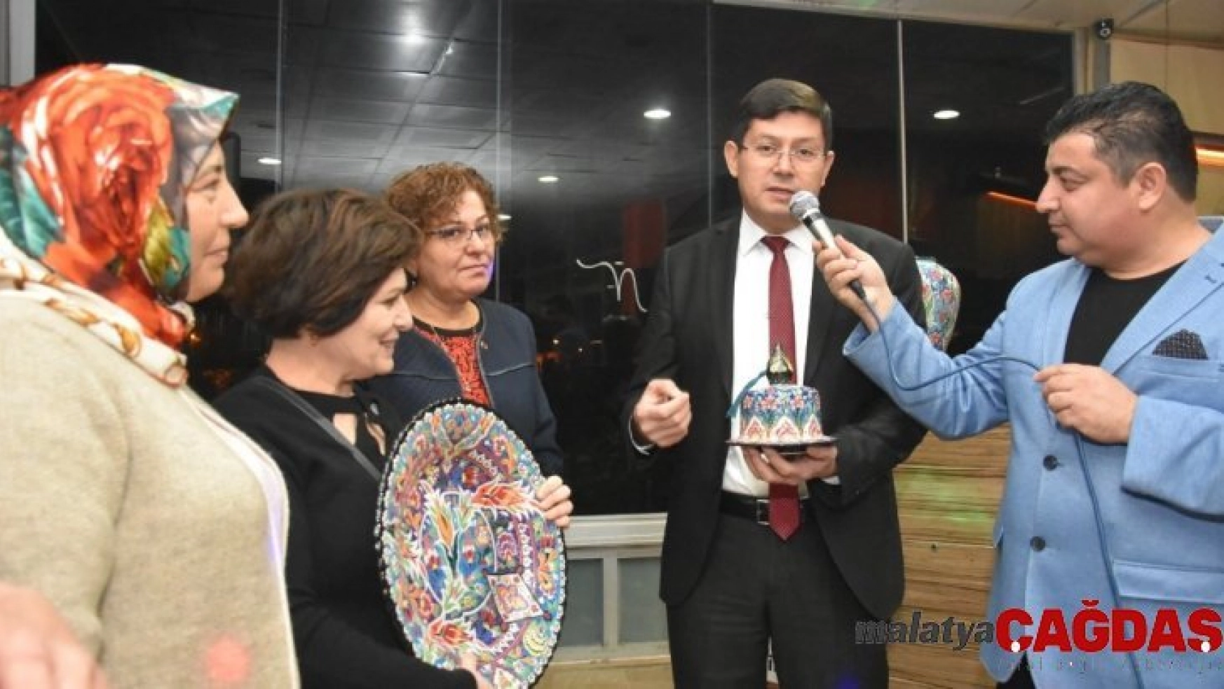 Nazilli'de görev yapan muhtar eşlerinden Başkan Özcan'a anlamlı hediye